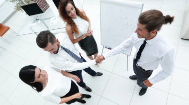 sunum öncesi meslektaşlarının el sıkışma.