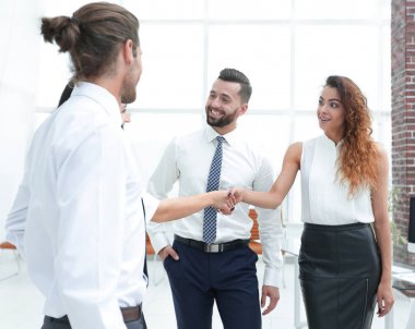 iş kadınları her diğer bir el sıkışma ile selamlıyorum
