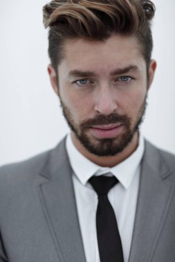 Takım elbise ve kravat takan ciddi bir iş adamı. mavi arkaplan