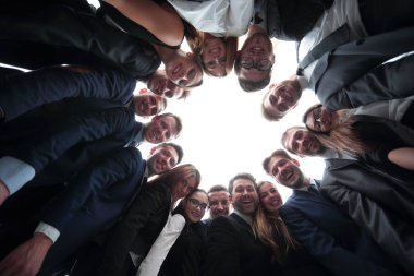 büyük iş takım bir daire oluşturan ve kameraya bakıyor