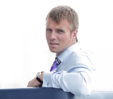 Kendine güvenen işadamı kameraya, arka görüş arıyorsunuz