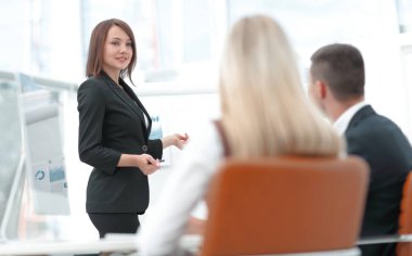 İş kadını, iş ekibiyle bir atölye çalışması yapıyor..