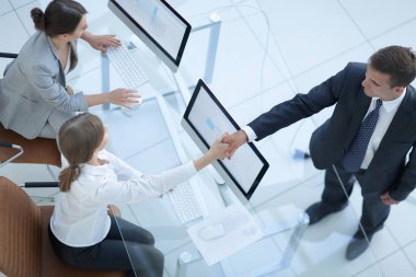 En baştan görüntüleyin. Çalışanın elini sıkarken Yöneticisi