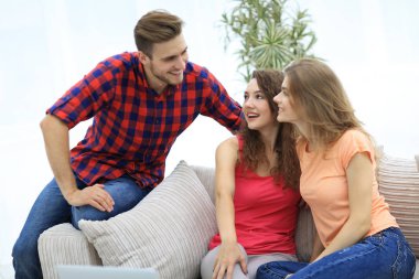 oturma odasında kanepede oturan öğrencilerin grup.