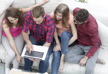 Dizüstü bilgisayarı olan bir grup arkadaş videoyu tartışıyorlar.