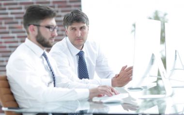 Ciddi iş adamları iş meselelerini tartışıyor.