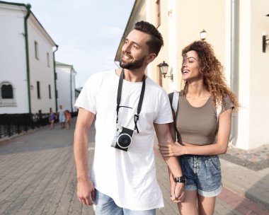 Şehirde yürüyüş ve manzarayı mutlu turist