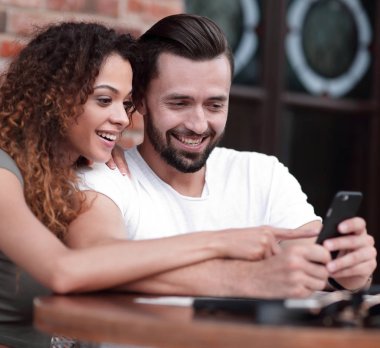 Güzel bir çift kahve içiyor, birlikte eğleniyorlar..