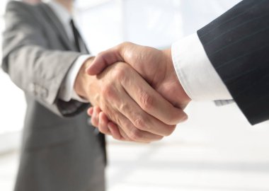 Çeşitli iş adamları el sıkışıyor..