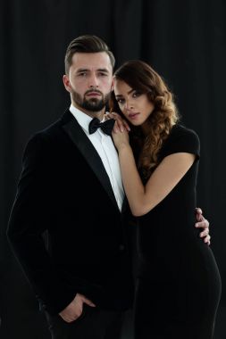 Zarif Çift Klasik giysileriyle geçen.