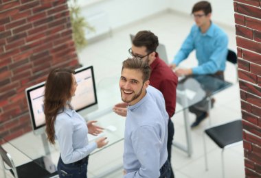 İş adamları modern o toplantıda, bir şey tartışmak