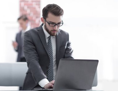 dizüstü bilgisayar önünde işadamı portresi