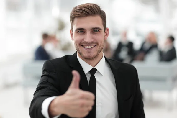 Retrato de homem de negócios feliz mostrando polegar para cima . — Fotografia de Stock