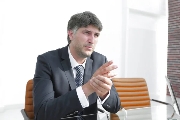 Retrato de um empregador confiável no local de trabalho — Fotografia de Stock