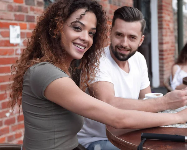 Junge Menschen auf Reisen essen gemeinsam gesunde Lebensmittel — Stockfoto