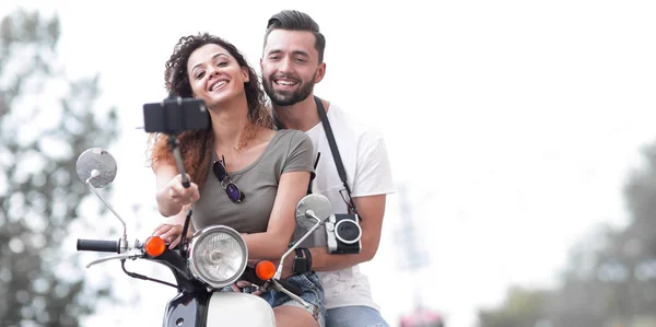 Mann und Frau auf Motorroller in einer Stadt. — Stockfoto