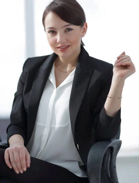 Крупним планом успішна молода бізнес-леді, сидячи на столі . — стокове фото