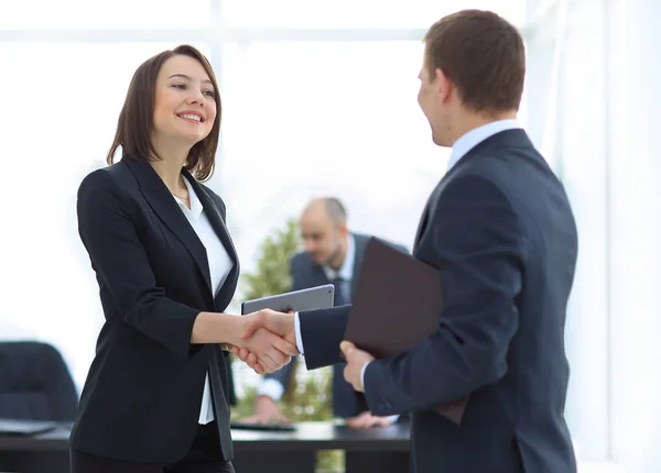 Handshake parceiros de negócios no escritório . — Fotografia de Stock