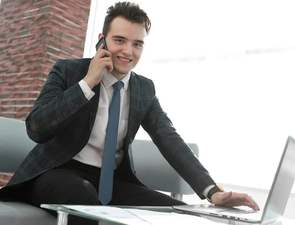 Uomo d'affari che lavora in ufficio creativo — Foto Stock