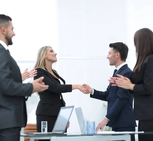 Handschlag mit Geschäftspartnern nach Vertragsgespräch — Stockfoto