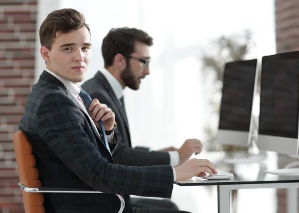 Les employés travaillent avec des ordinateurs dans un bureau moderne — Photo