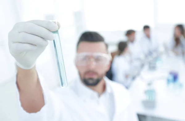 Bilden är suddig. ung forskare hålla tuben med reagenser — Stockfoto
