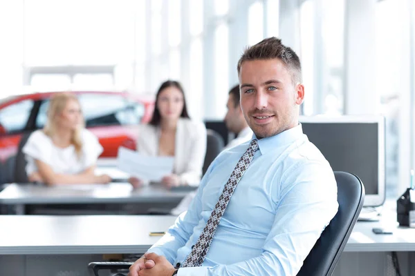 Porträt eines selbstbewussten Geschäftsmannes am Schreibtisch — Stockfoto