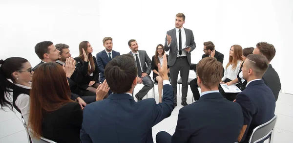 Treinador qualificado faz perguntas aos participantes da formação. — Fotografia de Stock