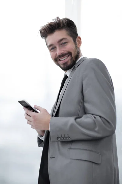 Homem elegante de terno está lendo informações no telefone — Fotografia de Stock