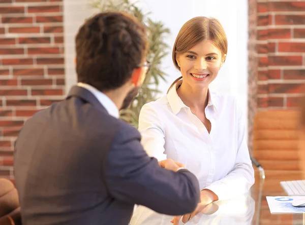 Handshake Manager y el cliente en la oficina. — Foto de Stock