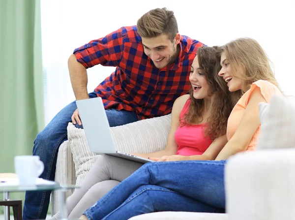 Groupe de jeunes regardant des vidéos sur l'ordinateur portable . — Photo