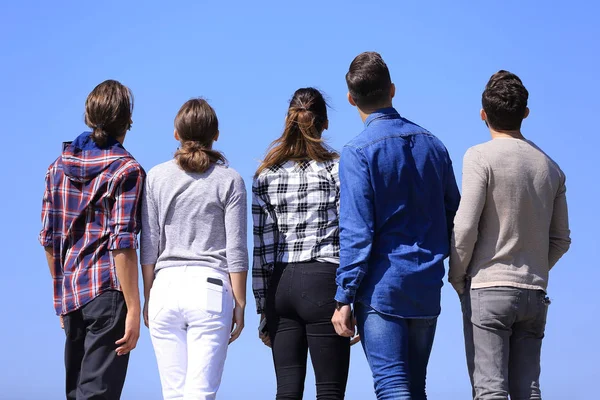 Группа молодых людей смотрит на копировальное пространство — стоковое фото