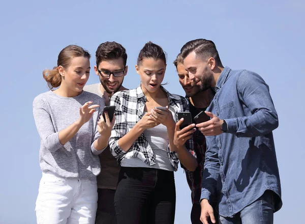 Nahaufnahme. die Gruppe der Schüler, die Smartphones benutzen. — Stockfoto