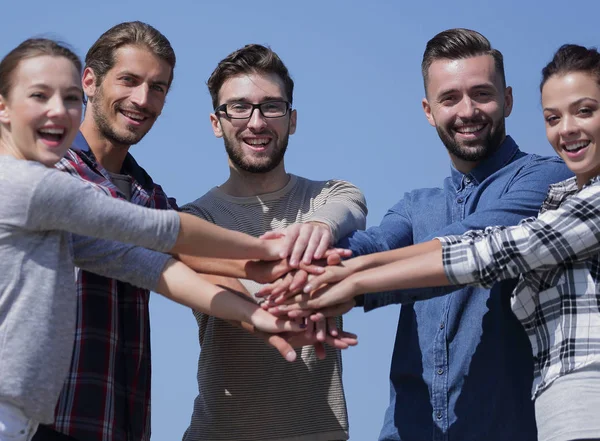 Equipe de jovens mostra sua unidade . — Fotografia de Stock