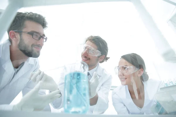 Grupo de científicos trabajando en un experimento en el laboratorio — Foto de Stock