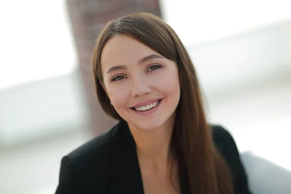 Close-up van portret van jonge zakenvrouw in moderne kantoor — Stockfoto