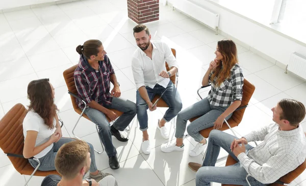 Equipo de negocios celebra una reunión en el vestíbulo de la oficina — Foto de Stock