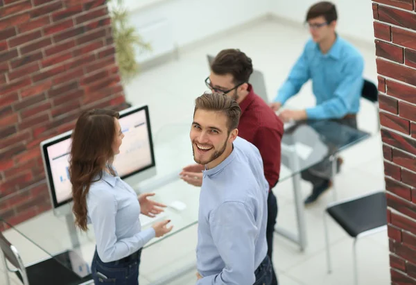 İş adamları modern o toplantıda, bir şey tartışmak