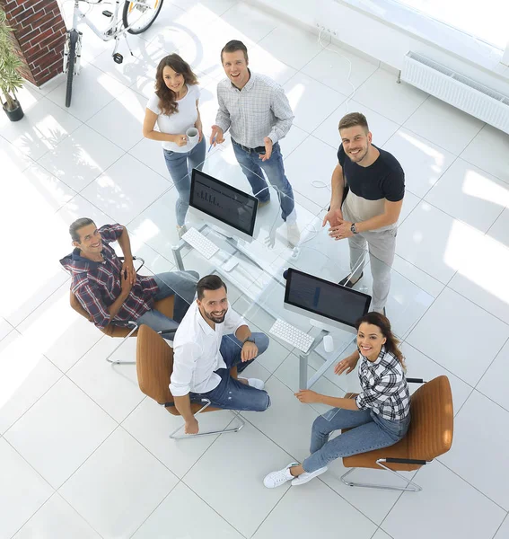 Blick auf das junge Kreativ-Spitzenteam — Stockfoto