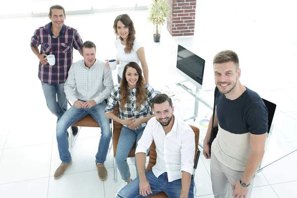 Blick von oben auf die Mitarbeiter der Designagentur — Stockfoto