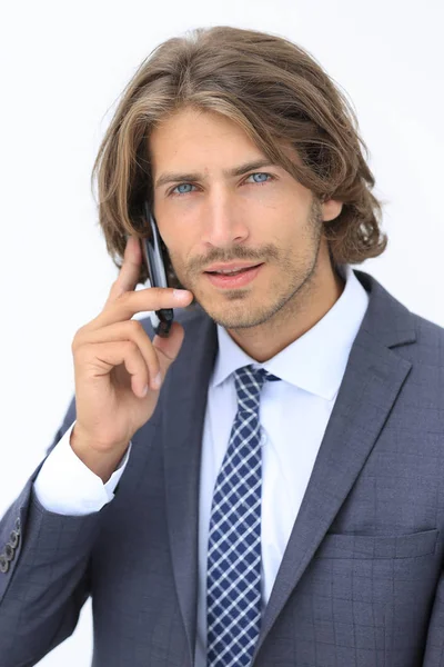 Νεαρός άνδρας ακούει σε ένα τηλέφωνο σε λευκό φόντο — Φωτογραφία Αρχείου