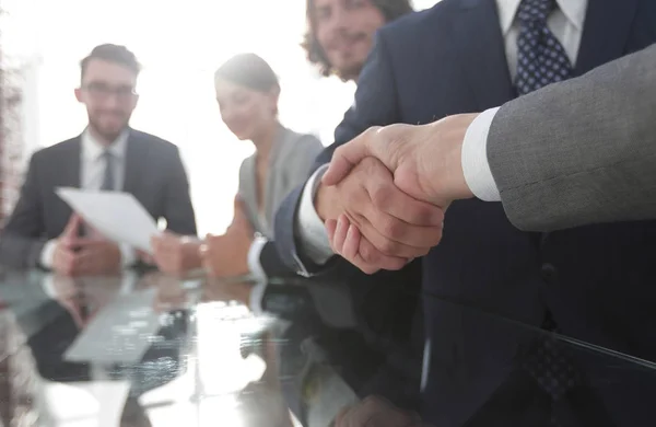 Handschlag von Geschäftspartnern im Konferenzraum — Stockfoto