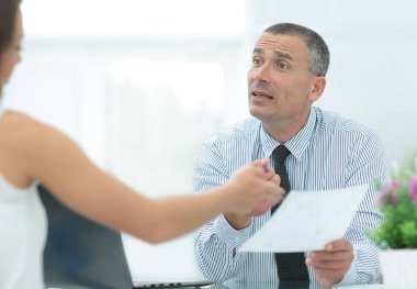 portre. Yöneticisi istemci ile sözleşmenin koşulları açıklar.