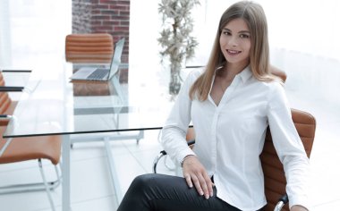 bir sandalyede oturan modern iş kadın portresi
