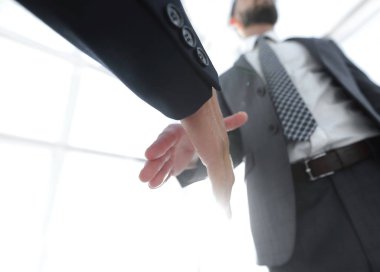 İki iş adamı el sıkışacak.