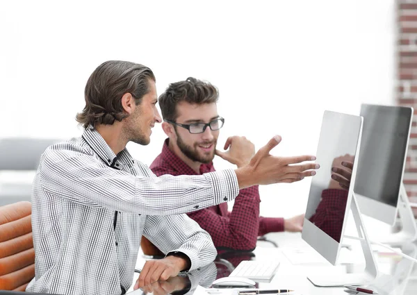 Colegas de negócios sentados em uma mesa . — Fotografia de Stock