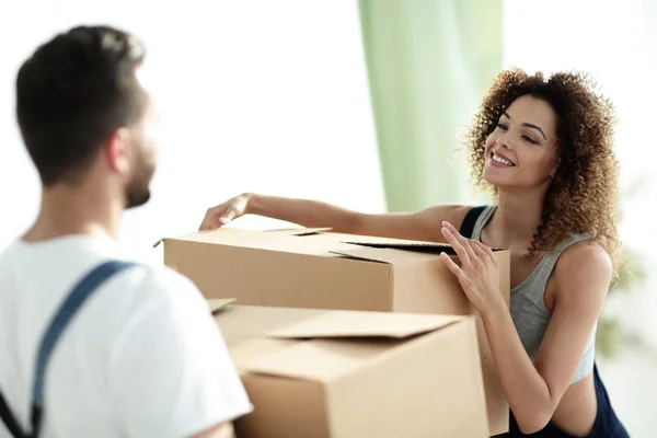 Portrait d'une jeune femme lors du déménagement dans une nouvelle maison — Photo