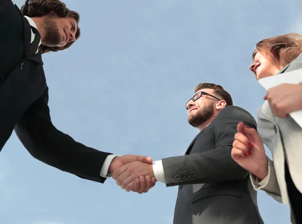 Erfolgreiche Geschäftsleute begrüßen Deal-Konzept per Handschlag — Stockfoto