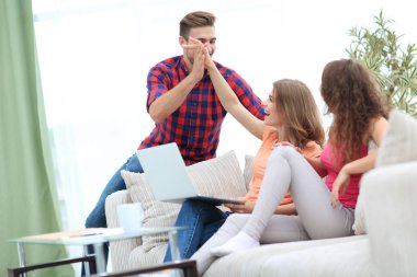 mutlu arkadaş birbirlerine beşlik