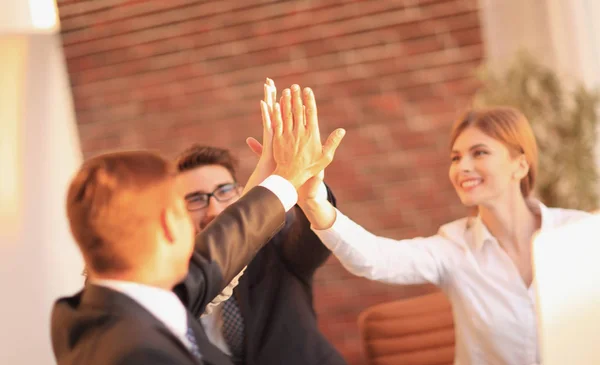 Succesvol business team geven elkaar een high five — Stockfoto